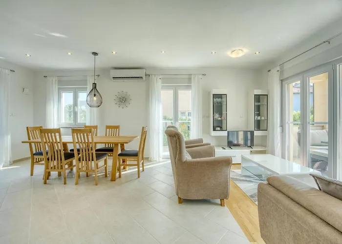 3 Bedroom Beautiful In Hébergement de vacances *