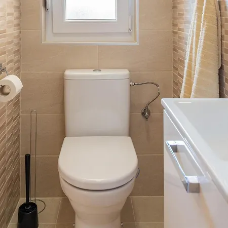 Vakantiehuis 3 Bedroom Beautiful In Sukošan