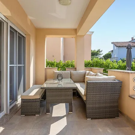 3 Bedroom Beautiful In بيت للعطل Sukošan