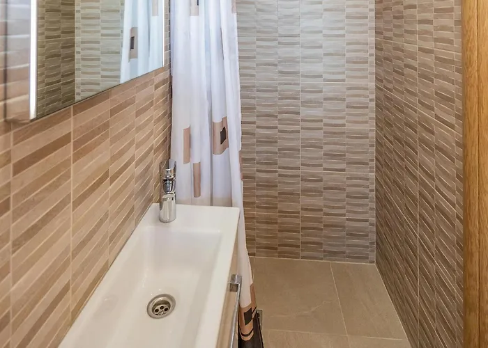 3 Bedroom Beautiful In 펜션 Sukošan