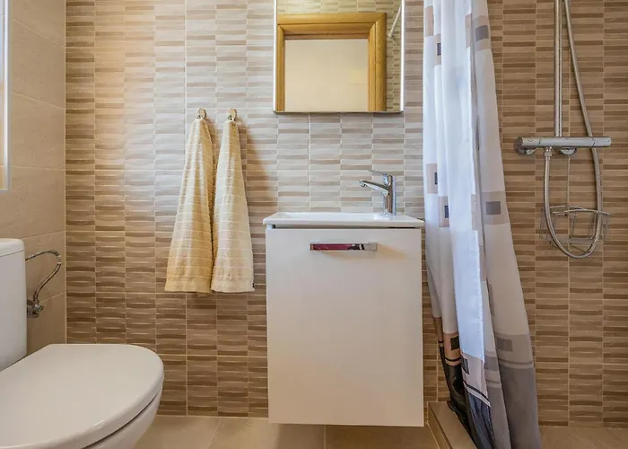 3 Bedroom Beautiful In Semesterbostad