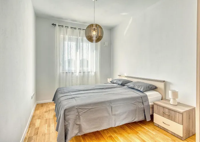 3 Bedroom Beautiful In Semesterbostad