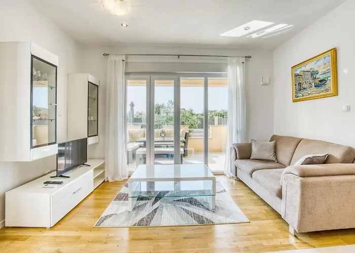 3 Bedroom Beautiful In 펜션 Sukošan