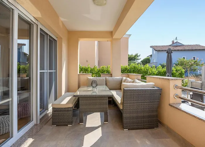 3 Bedroom Beautiful In Prázdninový dům Sukošan